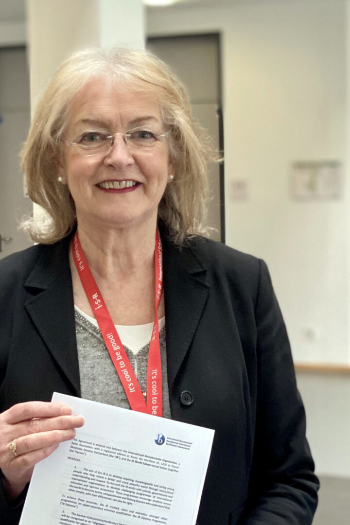 Schuldirektorin Eileen Lyons der ISR Neuss Düsseldorf mit IB Diploma