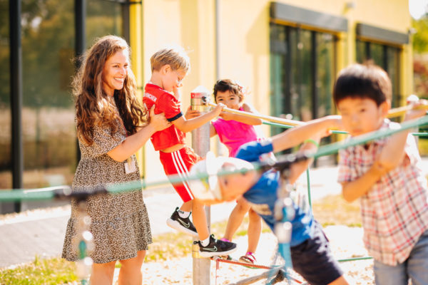 Children at a movement game on the outdoor grounds of ISR Kindergarten Neuss
