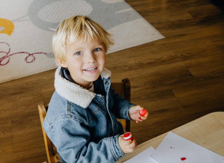 A smiling child at ISR Kindergarten Düsseldorf